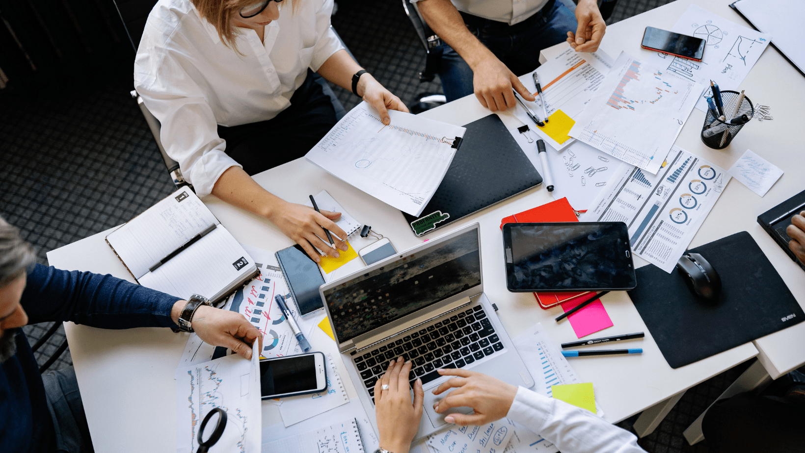Stress op het werk of studie kan ertoe leiden dat jij niet volledig kan afschakelen in de avond. Deze tips kunnen je helpen.